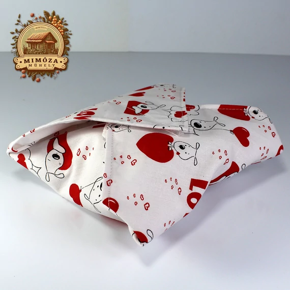 Újraszalvéta fehér alapon piros „LOVE” kutyás mintával, 30×30 cm – Mimóza Műhely