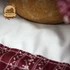 Kép 5/6 - Kenyeres zsák bordó népies mintával, zsinóros záródással, 1 kg-os kenyérhez – Mimóza Műhely