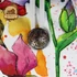 Kép 7/9 - Fehér könyv- és tablettartó színes liliom mintával, világoskék béléssel – Mimóza Műhely